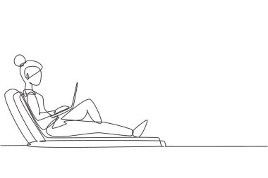 Dizüstü bilgisayarı olan, koltukta oturan tek sıra çizen kız. Serbest çalışma, uzaklık öğrenme, çevrimiçi kurslar, öğrenim kavramı. Dinamik bir çizgi çizer grafik tasarım vektörü çizer