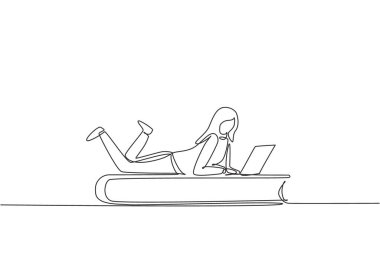 Tek sıra halinde dizüstü bilgisayarlı genç bir kadını çiziyor. Serbest çalışma, uzaklık öğrenme, çevrimiçi kurslar, öğrenim kavramı. Modern sürekli çizgi çizimi tasarım grafik vektör çizimi