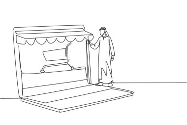 Tek sıra halinde, alışveriş arabasıyla tepe örtüsü dizüstü bilgisayara kredi kartı takan Arap bir adam var. E-market, dijital ödeme konsepti. Dinamik bir çizgi çizer grafik tasarım vektörü çizer