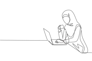Sürekli bir satırda genç bir Arap kadının masanın etrafına dizüstü bilgisayarına kredi kartı kodunu girerken görüntüsü var. Dijital yaşam tarzı, e-ticaret, ödeme konsepti. Tek çizgi çizimi tasarım vektörü grafik çizimi