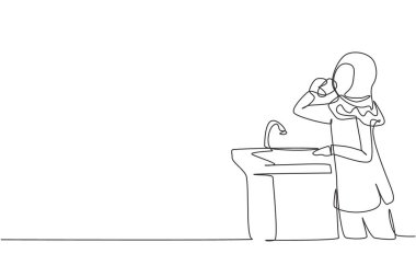 Tek sıra halinde, içkiye hazır musluktan su içen Arap bir kız. Gün boyunca sıcaktan dolayı susuzluk ve susuzluk. Taze bir an. Aralıksız çizgi çizimi tasarım grafik vektör çizimi