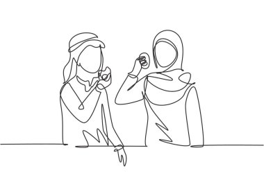 Restoranda donut yiyen genç Arap çiftleri tek sıra halinde çekiyorlar. Mutlu gençler birlikte gülüyor ve gülümsüyor. Arkadaşlıktan bahsediyoruz. Bir çizgi çizimi grafik tasarım vektör çizimi