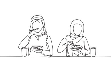 Masanın etrafında yemek yiyen tek sıra halinde genç bir Arap çift. Evlilik yıldönümümüzü romantik bir yemekle kutlayalım. Dinamik bir çizgi çizer grafik tasarım vektörü çizer