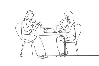 Tek sıra halinde tek sıra halinde, genç Arap çift masada pasta yiyor. Evlilik yıldönümümüzü romantik bir yemekle kutlayalım. Aralıksız çizgi çizimi tasarım grafik vektör çizimi
