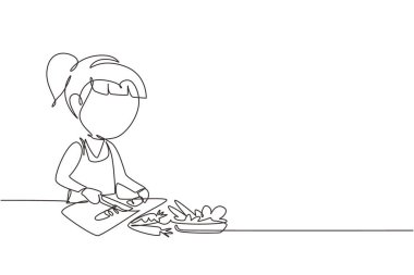 Tek sıra halinde küçük kız havuç ve diğer taze sebzeleri kesiyor. Gülümseyen çocuk annesine yardım etmek için evde yemek pişirmekten zevk alıyor. Bir çizgi çizimi grafik tasarım vektör çizimi