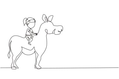 Tek sıra halinde şirin eşeğe binen mutlu bir kız çiziyor. Çiftlik parkında sırtında eyerle oturan bir çocuk. Çocuk eşek binmeyi öğreniyor. Aralıksız çizgi çizimi tasarım grafik vektör çizimi