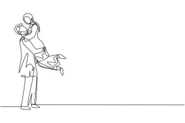 Aralıksız tek çizgi halinde, kadını kucaklayan ve taşıyan Arap bir adam çiziyor. Bir çift flört karakteri. Romantik çift ilişkisi yıldönümünü kutluyor. Tek çizgi çizimi tasarım vektörü grafik çizimi