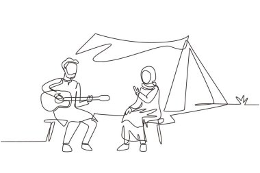 Arabistanlı çiftleri kamp yapmaya çeken tek sıra. Kamp ateşinin yanında kamp ateşi başında oturan, gitar çalan bir adam, insanlar doğa pikniğini seviyor. Açık hava yaz turizmi. Bir çizgi.