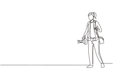 Fotoğraf stüdyosunda elinde fotoğraf makinesi olan tek sıra hipster kadın fotoğrafçı. Stüdyoda profesyonel kamera kullanan fotoğrafçı kadın. Bir çizgi çizimi tasarım vektörü illüstrasyonu