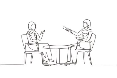 Tek satır halinde talk show stüdyosu çiziyor, röportaj yapıyor, sunucuları tartışıyor. İnsanlar televizyon programı kaydediyor, Arap kadın gazeteciler konuk oyuncu sorguluyor. Devamlı çizgi çizimi tasarım vektörü illüstrasyonu