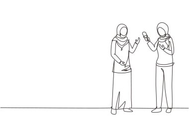 Bir satırda Arap iş kadını diktafonlu bir gazetecinin önünde röportaj veriyor. Kadın televizyon muhabiri sorular soruyor. Devamlı çizgi çizimi tasarım vektörü illüstrasyonu