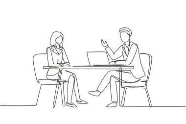 Sürekli bir satır çizimi röportajı. Canlı yayın, TV şovu kamera ekibi. Gazeteci misafirle konuşuyor. Televizyon stüdyosundaki haber bültenleri, video blogları. Tek çizgi çizimi tasarım vektörü grafik çizimi