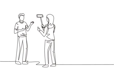 Tek satır çizimi, blog yazma, vloglama, canlı video yayını, etkili görüş konsepti. Blogger, vlogger çekim videosu, bağlayıcı içerik oluşturun. Bir çizgi çizimi tasarım vektörü illüstrasyonu