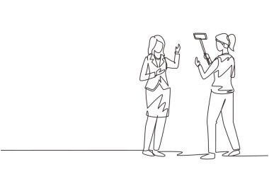 Tek satır halinde profesyonel atıcılık takımı akıllı telefon ve monopod sopasıyla halka açık blogda video röportajı kaydediyor. Haber spikeri olarak kadın gazeteci. Tek çizgi çizme tasarım vektörü