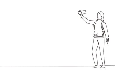 Tek sıra halinde, akıllı telefondan selfie çeken bir kadın. Sırt çantalı gezgin kız selfie çekiyor. Turizm doğası sırt çantasıyla gezmek ya da yürüyüş yapmak. Tek çizgi çizimi tasarım vektörü grafik çizimi
