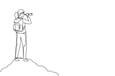 Tek sıra halinde dağda yürüyen kızı çiziyor. Dürbünle dağlarda gezen genç bir kadın. Turist açık hava sahnesi. Devamlı çizgi çizimi tasarım vektörü illüstrasyonu