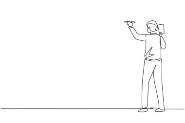 Karatahtaya açıklama ve yazma formülü öğreten tek satır çizimi profesörü. İşadamı öğretmen sınıfta duruyor. Bir çizgi çizimi tasarım grafik vektör çizimi