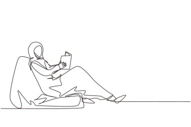 Bir satırda sürekli bir Arap kadını kanepede kitap okuyup dinlenirken çiziyor. Kadınlar rahat evlerinde kanepede kitap okurlar. Kanepede oturan, kitap okuyan, dinlenen bir kız. Tek çizgi çizme tasarım vektörü