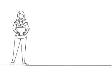 Tek sıra halinde duran ve saksıda çiçekleri tutan tatlı bir kız. Ev bitkileriyle ilgilenen bir kadın. Evde saksı bitkileri var. Modern sürekli çizgi çizimi tasarım grafik vektör çizimi