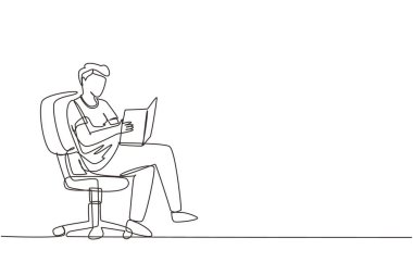 Devamlı bir satır, sandalyede oturan modern genç adamın kitap okumasını çiziyor. Zeki erkek okuyucu edebiyattan zevk alıyor, çalışıyor ve sınava hazırlanıyor. Tek çizgi çizimi tasarım vektörü grafik çizimi