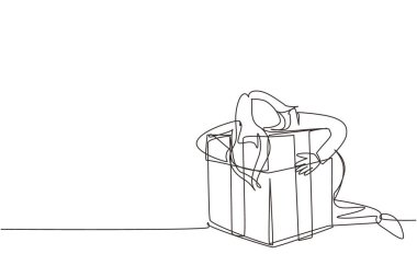 Tek sıra halinde mutlu bir kadının hediye kutusunu sevgiyle kucaklaması. Kollarına sıkıca sarılmış güzel hediye kutusu ve yayı olan bir kız. Hediye, hediye, doğum günü, parti konsepti. Bir çizgi çizme tasarım vektörü