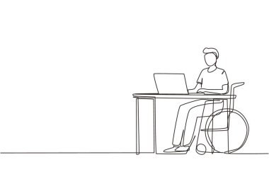 Sürekli çizilen bir çizgi, genç adam tekerlekli sandalye kullanıyor ve ofiste bilgisayarla çalışıyor. Çevrimiçi iş ve başlangıç. Fiziksel engellilik ve toplum. Tek çizgi çizimi tasarım vektörü grafik çizimi