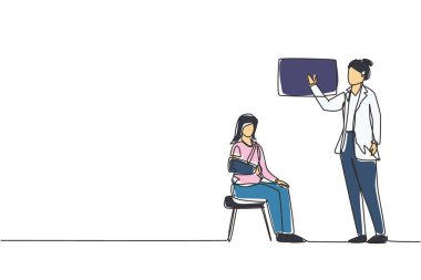 Tek sıra, kırık kollu kadın hastaya röntgen filmi gösteren bir doktor çiziyor. Eli bandajlı bir kadın hastaneye geldi. Devamlı çizgi çizim tasarım vektörü
