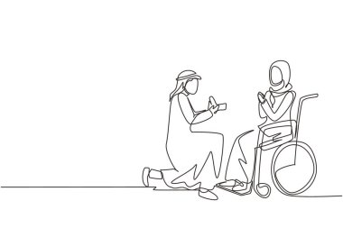 Tekli sıra Arap erkeği dizlerinin üstüne çöküp tekerlekli sandalyede oturan engelli bir kadının önünde nişan yüzüğü takıyor. Sevgi dolu ilişkiler, kişisel evlilik. Bir çizgi çizme tasarım vektörü