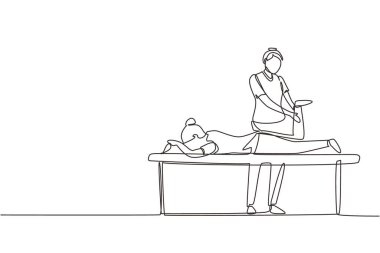 Sürekli fizyoterapi rehabilitasyon yardımı alıyor. Masaj masasında yatan tatlı bir kadın hasta. Tedavi görüyor. Yaralı ayak masajı yapıyor. Tek çizgi çizme tasarım vektörü