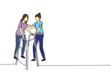Tek sıra halinde tıbbi rehabilitasyonda yürüyen bir kadın, fizik tedavi. İyileşme sürecinde egzersiz yapan bir kadın. Rehabilitasyona yardım eden kız terapist. Bir çizgi çizme tasarım vektörü