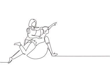 Fizyoterapi rehabilitasyon izometrik kompozisyonu çizmeye devam ediyor. Kadın hasta kauçuk topun üzerinde asistanıyla yatıyor. Sağlık hizmetleri. Tek çizgi çizimi tasarım vektör çizimi