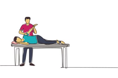Tek sıra halinde, masaj masası terapistine uzanmış hasta çiziyor. Tedavi görüyor. Yaralı elle masaj yapıyor. Devamlı çizgi çizim tasarım vektörü