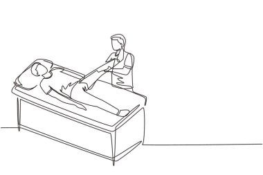 Tek çizgi terapisti hastanın egzersiz için bacağını kaldırmasına yardım ediyor. Fizik tedavi. Rehabilitasyon merkezi. Pasif ve aktif egzersiz. Devamlı çizgi çizimi grafik vektörü