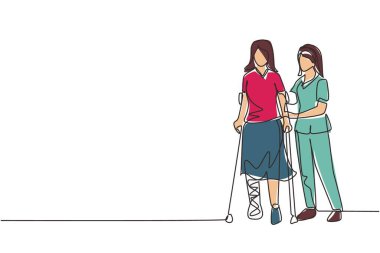 Tek sıra, doktor fizyoterapistin yardımıyla koltuk değnekleriyle yürümeyi öğrenen kadın hasta çiziyor. Yaralı ve engelli insanlara fizyoterapi uygulanacak. Devamlı çizgi çizim tasarım vektörü