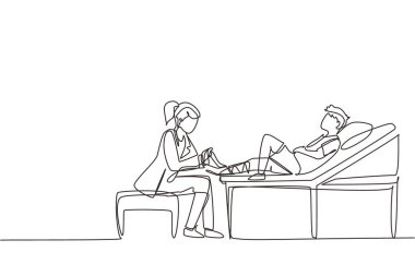 Kanepede oturan hasta çocuğa doktor bandajı çizen tek sıra. Hastane odasında ayak bileğinde yara bandı olan bir çocuk. Travma, sağlık, terapi. Devamlı çizgi çizim tasarım vektörü