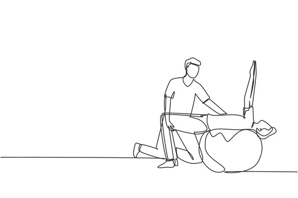 Непрерывный Однострочный Рисунок Физиотерапии Реабилитационного Изометрического Состава Пациентом Лежащим Вершине — стоковый вектор