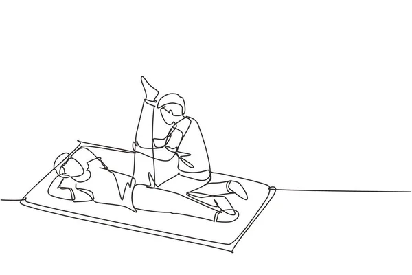 센터를 만든다 마사지 치료사 바닥에 환자에게 마사지를 있어요 선그리기 그래픽 — 스톡 벡터