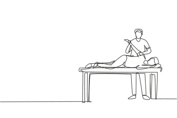 Única Linha Desenho Homem Paciente Deitado Mesa Massagem Terapeuta Fazendo —  Vetores de Stock
