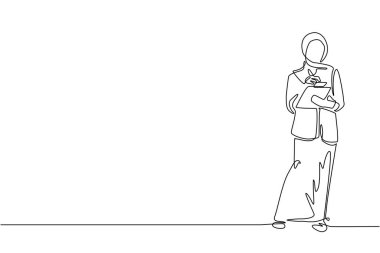 Tek satır halinde bayan ofis sekreteri panoyla yazı yazıyor. Zarif giyimli Arap kadın, evrak işlerine yardım ediyor. İş kıyafetleri modası, şehir modası. Devamlı çizgi çizim tasarım vektörü