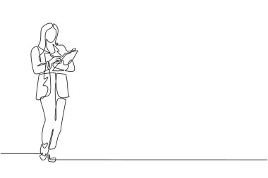 Aralıksız tek satır halinde ofis sekreteri yazı tahtası çiziyor. Zarif giyinmiş, evrak işlerine yardım eden zeki bir kadın. İş kıyafetleri modası, şehir modası. Tek çizgi çizme tasarım vektörü