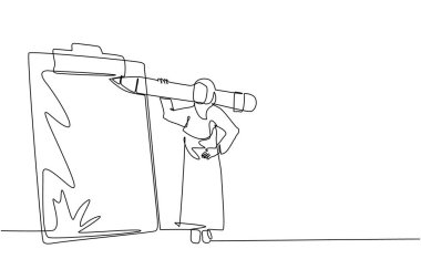 Bir satırda omzunda dev bir kalem olan Arap iş kadını pano kağıdına işaretli listeyle çiziyor. İş görevlerinin başarıyla tamamlanması. Devamlı çizgi çizim tasarım vektörü