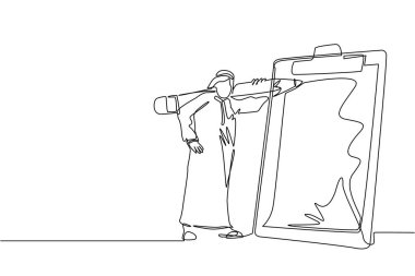 Aralıksız tek sıra halinde, omzunda dev bir kalemle Arap bir işadamını pano kağıdına işaretlenmiş listeyle çiziyor. İş görevlerinin başarıyla tamamlanması. Bir çizgi çizme tasarım vektörü