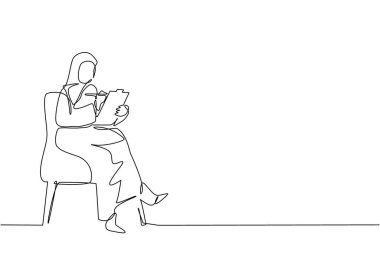 Bir satırda elinde panoyla Arap bir iş kadını çiziyor. Koltukta oturan bir kadın yönetici. Not alan bir kadın. Psikoloji danışmanlığı. Aralıksız çizgi çizimi tasarım grafik vektör çizimi