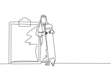 Tek sıra halinde, elinde dev bir kalem tutan Arap işadamı tamamlanmış listeye bakıyor. Etkili günlük planlama ve zaman yönetimi. Bir çizgi çizimi grafik tasarım vektörü