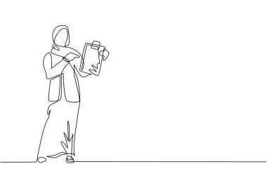 Tek sıra halinde duran ofis çalışanları panolarla ayakta duruyor. Resmi giyinmiş bir kadın. Düz stili olan Arap iş kadını çizgi film karakteri. Bir çizgi çizimi grafik tasarım vektör çizimi