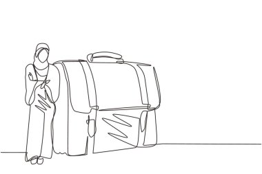 Tek sıra halinde, kendine güvenen modern kadın girişimci büyük evrak çantasına yaslanıyor. Zarif duruşu olan Arap bir iş kadını. Dinamik bir çizgi çizer grafik tasarım vektörü çizer