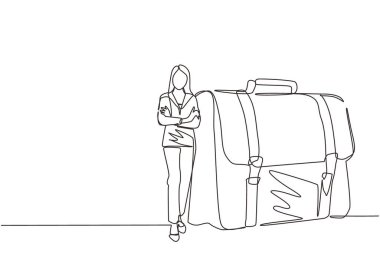 Devamlı tek sıra halinde, çantasına yaslanmış modern, kendine güvenen kadın girişimci çiziyor. Zarif duruşu olan mutlu bir iş kadını. Tek çizgi çizimi tasarım vektörü grafik çizimi