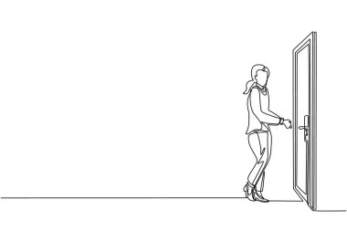 Sürekli bir satır çizen işkadını anahtarı kapının üzerindeki anahtar deliğine sokuyor. Kadın, ofis kapısını anahtarla açıyor. Başarı konsepti. Tek çizgi çizimi tasarım vektörü grafiği