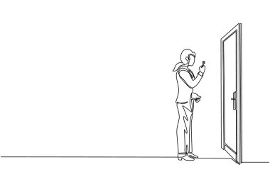 İş kadını çizen tek sıra kapının önündeki anahtarı kaldırıyor. Ofis kapısının anahtarı kadının elinde. Sabah işe ruhla başlıyorsun. Bir çizgi grafik tasarım vektör çizimi