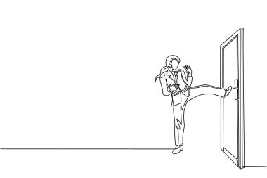 Tek sıra halinde, iş kadını tornavidayla kapı tokmağını karıştırıyor. Kırık kapı tokmağını tamir eden kadın alet çantasıyla birlikte. İş konsepti. Bir çizgi çizme tasarım vektörü